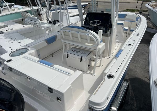 Robalo R230-CENTER-CONSOLE image