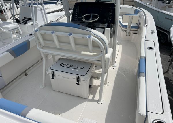 Robalo R230-CENTER-CONSOLE image