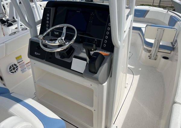 Robalo R230-CENTER-CONSOLE image