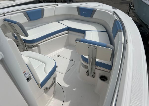 Robalo R230-CENTER-CONSOLE image