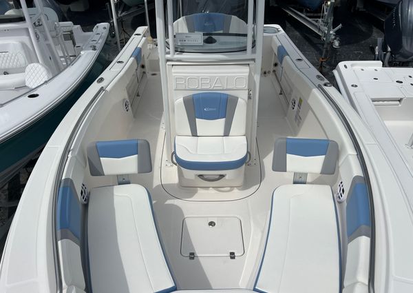 Robalo R230-CENTER-CONSOLE image