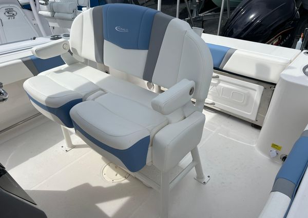 Robalo R230-CENTER-CONSOLE image