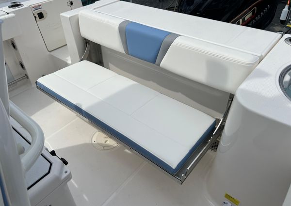 Robalo R230-CENTER-CONSOLE image