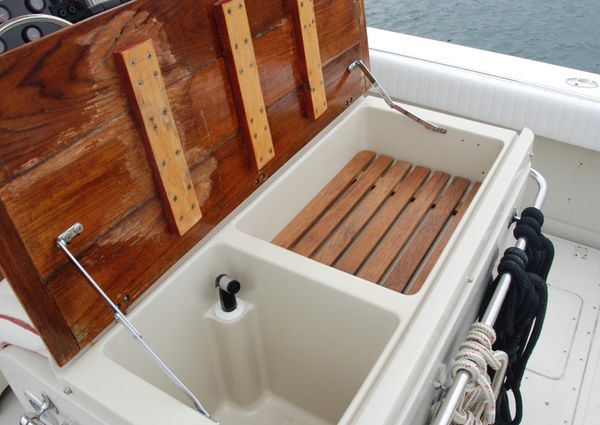 Boston-whaler 27-OUTRAGE-CENTER-CONSOLE image