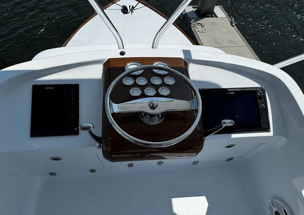 Bertram 31 Flybridge Cruiser image