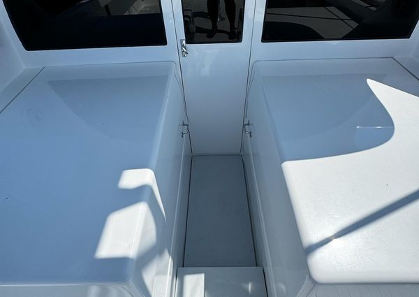 Bertram 31 Flybridge Cruiser image