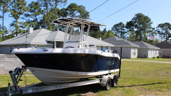 Robalo R200 Center Console 