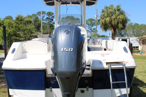 Robalo R200 Center Console image