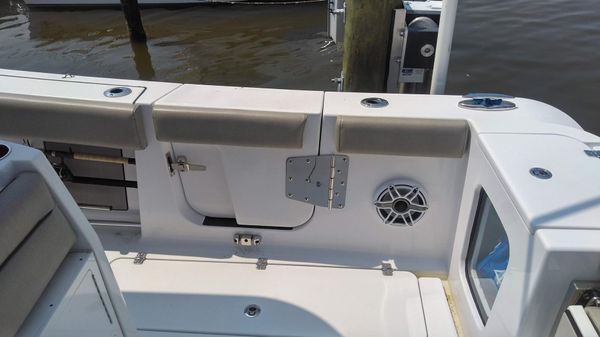 Sportsman Open 302 Center Console image