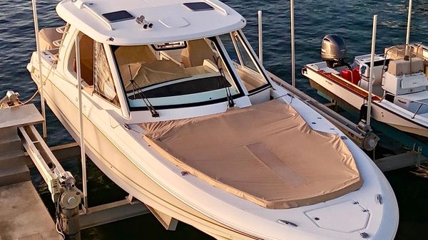 Boston Whaler 380 Realm 