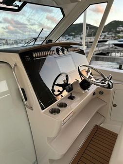 Boston Whaler 380 Realm image