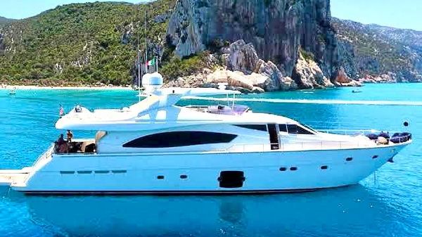 Ferretti Yachts 881 