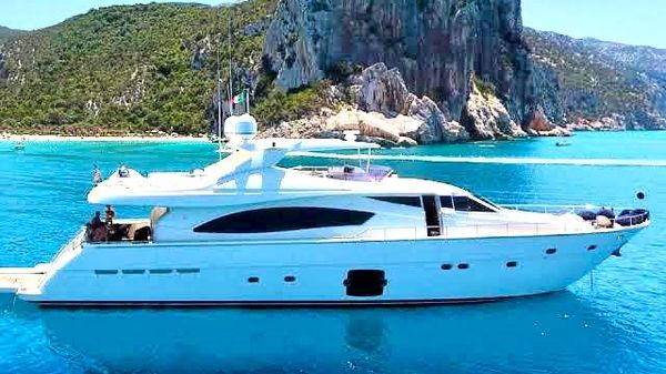 Ferretti Yachts 881
