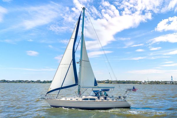 Island Packet 485 - main image