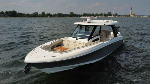 Boston Whaler 350 Realm image