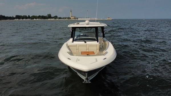 Boston Whaler 350 Realm image