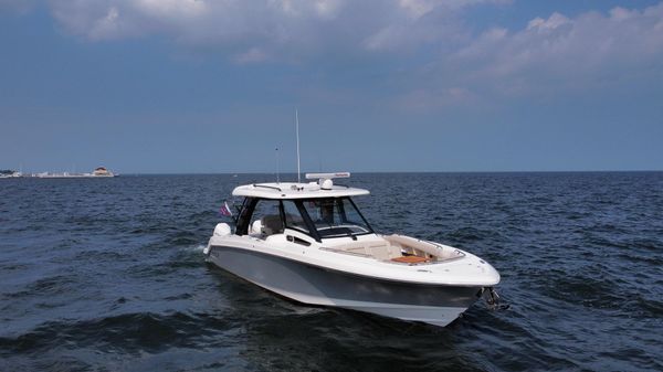 Boston Whaler 350 Realm image