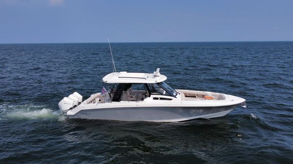 Boston Whaler 350 Realm image