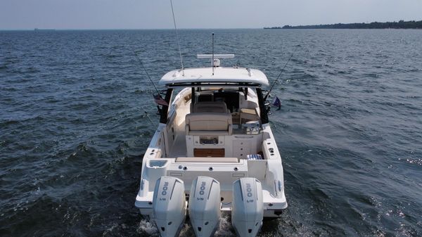 Boston Whaler 350 Realm image