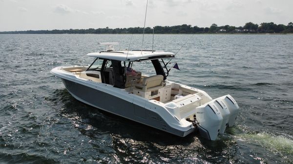 Boston Whaler 350 Realm image