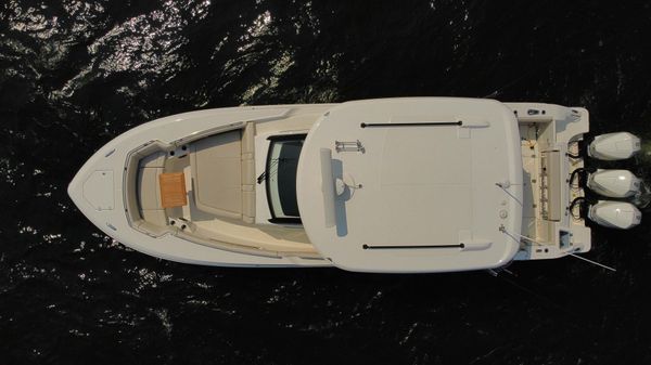 Boston Whaler 350 Realm image