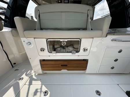 Boston Whaler 350 Realm image