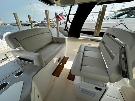 Boston Whaler 350 Realm image