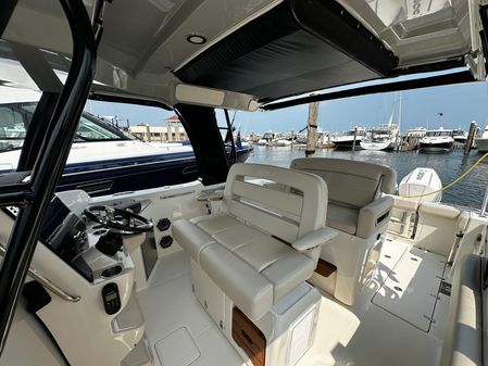 Boston Whaler 350 Realm image