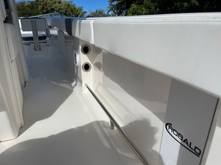 Robalo R272 Center Console image