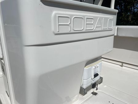 Robalo R272 Center Console image