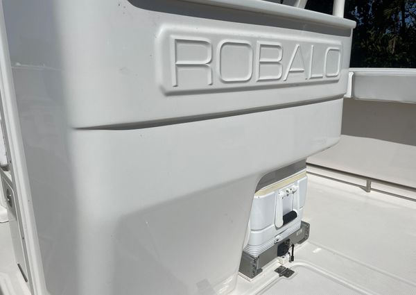 Robalo R272-CENTER-CONSOLE image