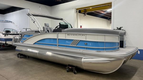 Bennington 22M FASTBACK