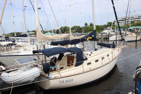 Island Packet 32 - main image