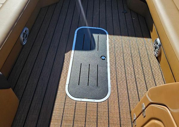 Bentley-pontoons ELITE-253-SWINGBACK image