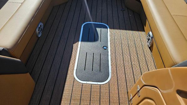 Bentley-pontoons ELITE-253-SWINGBACK image