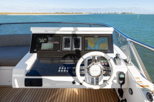 Azimut 72 image