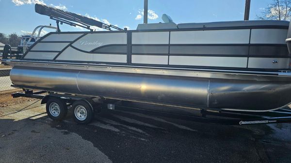 Bentley Pontoons Legacy 223 Swingback 