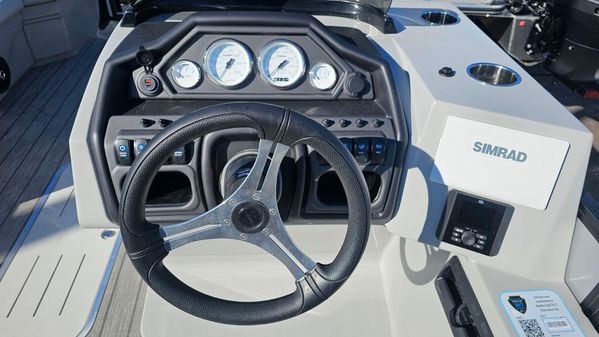 Bentley-pontoons LEGACY-223-SWINGBACK image