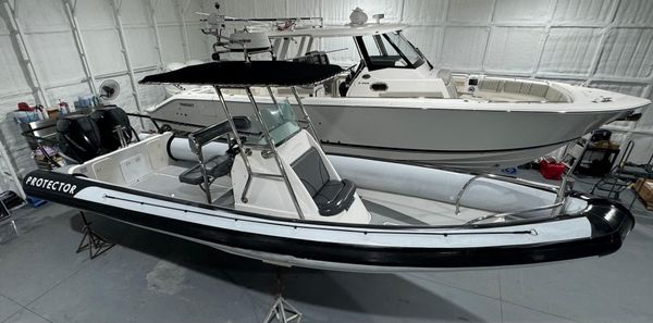 Protector 28 Center Console image