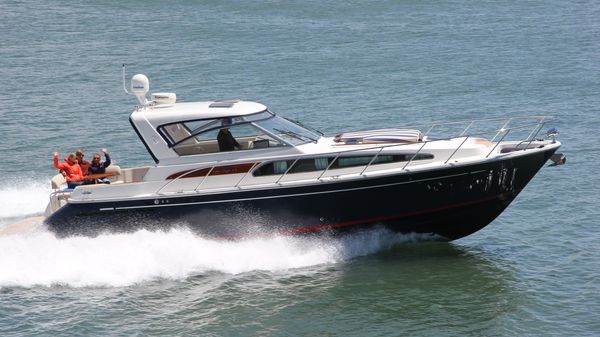 Chris-Craft Roamer Heritage Edition express cruiser
