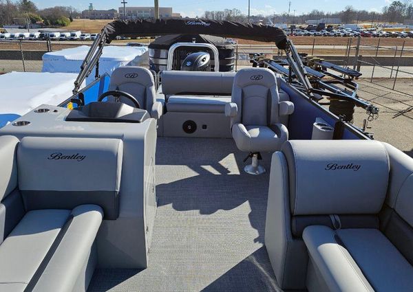 Bentley-pontoons LEGACY-243-SWINGBACK image