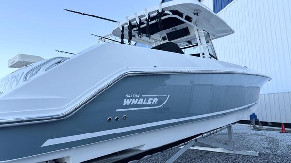 Boston Whaler 33 OUTRAGE 