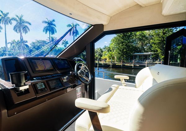 Galeon 400 Fly image