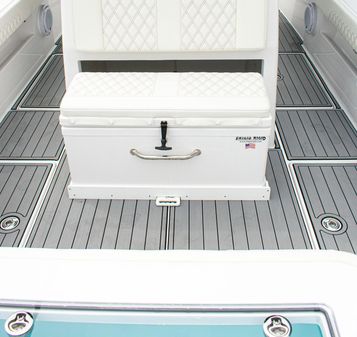 Front Runner 33 Center Console image