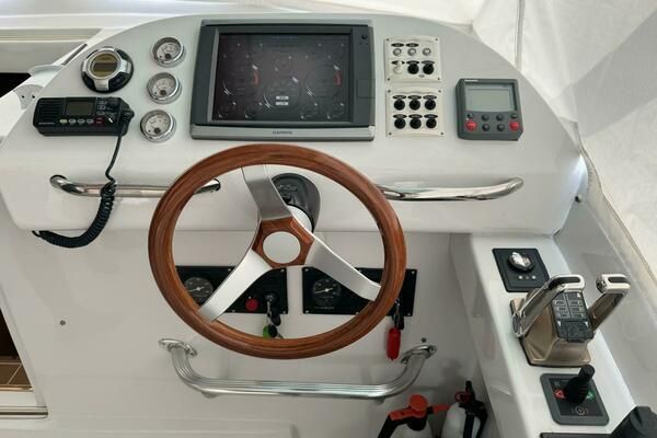 Luhrs 38 Open image