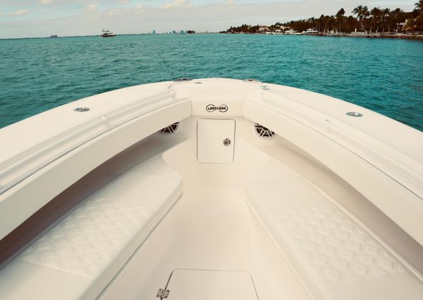 Limitless 270 Center Console image