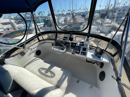 Bayliner 2556-COMMAND-BRIDGE image