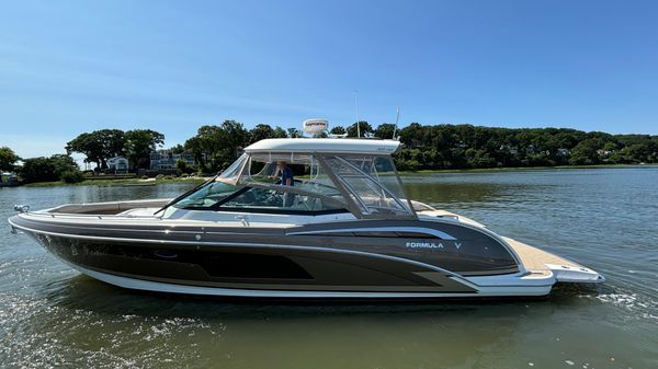 Formula 350 Crossover Bowrider