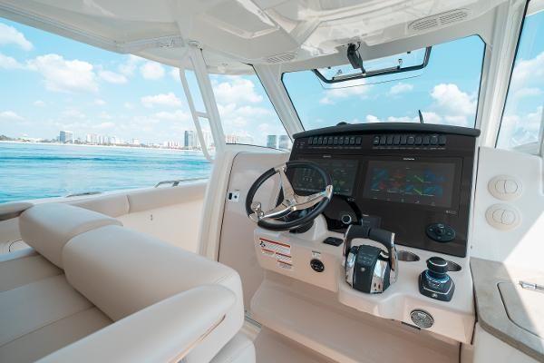 Boston Whaler 350 Realm image