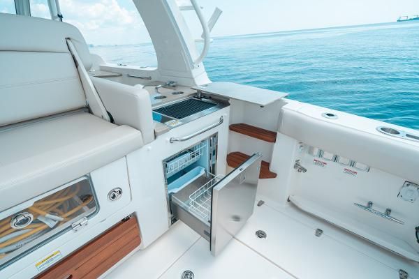 Boston Whaler 350 Realm image